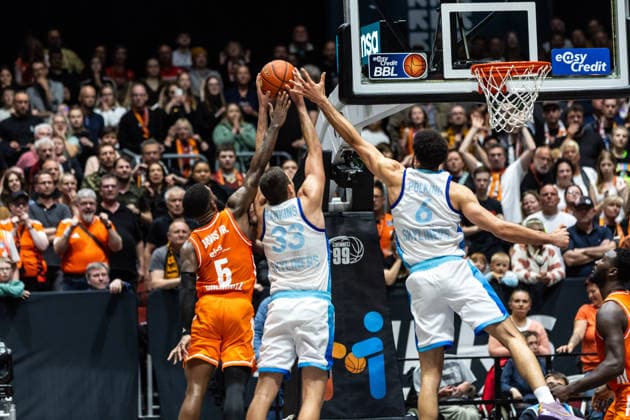 GER, easy-Credit Basketball-Bundesliga, Niners Chemnitz - Frankfurt Skyliners. 07.05.2026, Messe, Chemnitz, GER, easy-Credit Basketball-Bundesliga, Niners Chemnitz - Frankfurt Skyliners. Ryan Hawkins (Frankfurt Skyliners 33), Moses Pölking (Frankfurt Skyliners 6), Corey Davis Jr. (Niners Chemnitz, 5) Foto Alexander Trienitz Chemnitz Messe Sachsen Deutschland