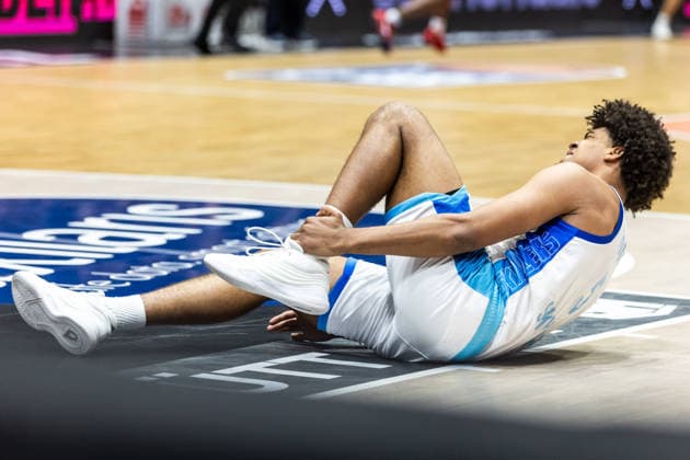 GER, easy-Credit Basketball-Bundesliga, Niners Chemnitz - Frankfurt Skyliners. 07.05.2026, Messe, Chemnitz, GER, easy-Credit Basketball-Bundesliga, Niners Chemnitz - Frankfurt Skyliners. Jamie Edoka (Frankfurt Skyliners 5) verletzt am Boden Foto Alexander Trienitz Chemnitz Messe Sachsen Deutschland