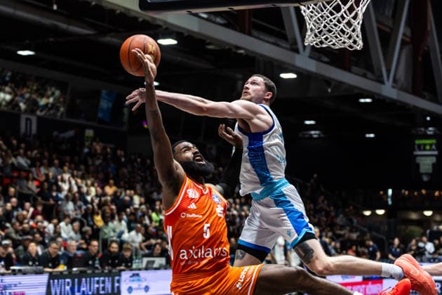 GER, easy-Credit Basketball-Bundesliga, Niners Chemnitz - Frankfurt Skyliners. 07.05.2026, Messe, Chemnitz, GER, easy-Credit Basketball-Bundesliga, Niners Chemnitz - Frankfurt Skyliners. Corey Davis Jr. (Niners Chemnitz, 5), Logan Johnson (Frankfurt Skyliners 0) Foto Alexander Trienitz Chemnitz Messe Sachsen Deutschland