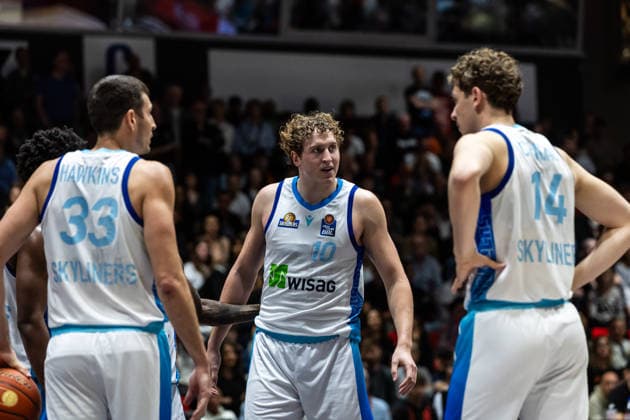 GER, easy-Credit Basketball-Bundesliga, Niners Chemnitz - Frankfurt Skyliners. 07.05.2026, Messe, Chemnitz, GER, easy-Credit Basketball-Bundesliga, Niners Chemnitz - Frankfurt Skyliners. Jacob Holt (Frankfurt Skyliners 10) spricht mit Ryan Hawkins (Frankfurt Skyliners 33) und Ivan Crnjac (Frankfurt Skyliners 14) Foto Alexander Trienitz Chemnitz Messe Sachsen Deutschland