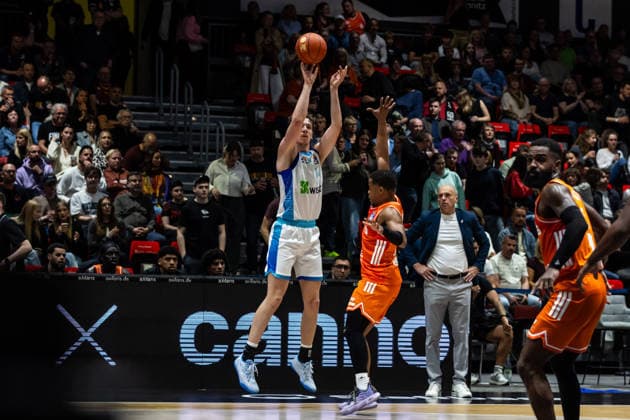 GER, easy-Credit Basketball-Bundesliga, Niners Chemnitz - Frankfurt Skyliners. 07.05.2026, Messe, Chemnitz, GER, easy-Credit Basketball-Bundesliga, Niners Chemnitz - Frankfurt Skyliners. Ivan Crnjac (Frankfurt Skyliners 14), Eric Washington (Niners Chemnitz, 33) Foto Alexander Trienitz Chemnitz Messe Sachsen Deutschland