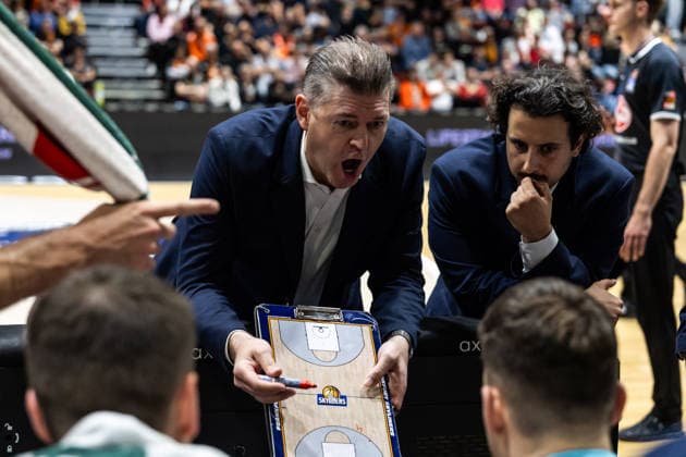 GER, easy-Credit Basketball-Bundesliga, Niners Chemnitz - Frankfurt Skyliners. 07.05.2026, Messe, Chemnitz, GER, easy-Credit Basketball-Bundesliga, Niners Chemnitz - Frankfurt Skyliners. Klaus Perwas (Head-Coach) Frankfurt Skyliners spricht mit seinen Spielern Foto Alexander Trienitz Chemnitz Messe Sachsen Deutschland