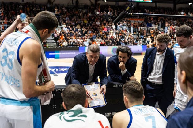 GER, easy-Credit Basketball-Bundesliga, Niners Chemnitz - Frankfurt Skyliners. 07.05.2026, Messe, Chemnitz, GER, easy-Credit Basketball-Bundesliga, Niners Chemnitz - Frankfurt Skyliners. Klaus Perwas (Head-Coach) Frankfurt Skyliners spricht mit seinen Spielern Foto Alexander Trienitz Chemnitz Messe Sachsen Deutschland