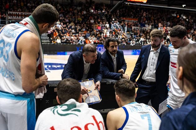 GER, easy-Credit Basketball-Bundesliga, Niners Chemnitz - Frankfurt Skyliners. 07.05.2026, Messe, Chemnitz, GER, easy-Credit Basketball-Bundesliga, Niners Chemnitz - Frankfurt Skyliners. Klaus Perwas (Head-Coach) Frankfurt Skyliners spricht mit seinen Spielern Foto Alexander Trienitz Chemnitz Messe Sachsen Deutschland