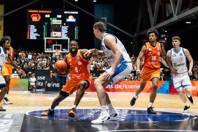 GER, easy-Credit Basketball-Bundesliga, Niners Chemnitz - Frankfurt Skyliners. 07.05.2026, Messe, Chemnitz, GER, easy-Credit Basketball-Bundesliga, Niners Chemnitz - Frankfurt Skyliners. John Edward Newman III (Niners Chemnitz, 9), Jacob Knauf (Frankfurt Skyliners 25) Foto Alexander Trienitz Chemnitz Messe Sachsen Deutschland