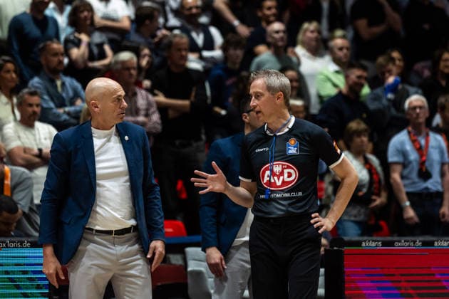 GER, easy-Credit Basketball-Bundesliga, Niners Chemnitz - Frankfurt Skyliners. 07.05.2026, Messe, Chemnitz, GER, easy-Credit Basketball-Bundesliga, Niners Chemnitz - Frankfurt Skyliners. Rodrigo Pastore (Head Coach), Niners Chemnitz spricht mit Christof Madinger, Schiedsrichter Foto Alexander Trienitz Chemnitz Messe Sachsen Deutschland