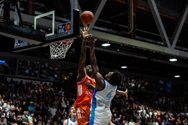 GER, easy-Credit Basketball-Bundesliga, Niners Chemnitz - Frankfurt Skyliners. 07.05.2026, Messe, Chemnitz, GER, easy-Credit Basketball-Bundesliga, Niners Chemnitz - Frankfurt Skyliners. Nahiem Alleyne (Frankfurt Skyliners 4), Amadou Sow (Niners Chemnitz, 12) Foto Alexander Trienitz Chemnitz Messe Sachsen Deutschland