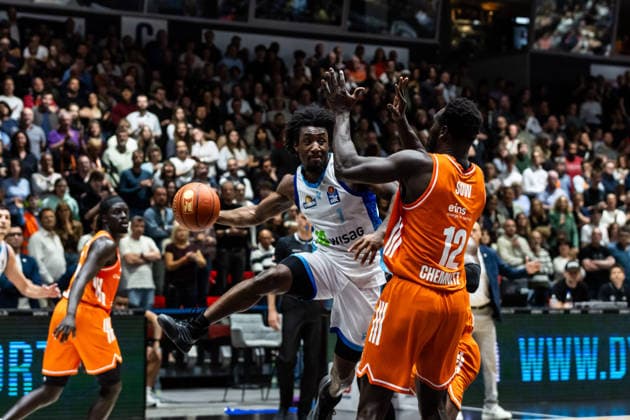 GER, easy-Credit Basketball-Bundesliga, Niners Chemnitz - Frankfurt Skyliners. 07.05.2026, Messe, Chemnitz, GER, easy-Credit Basketball-Bundesliga, Niners Chemnitz - Frankfurt Skyliners. Isaiah Swope (Frankfurt Skyliners 1), Amadou Sow (Niners Chemnitz, 12) Foto Alexander Trienitz Chemnitz Messe Sachsen Deutschland