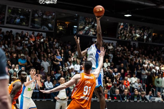 GER, easy-Credit Basketball-Bundesliga, Niners Chemnitz - Frankfurt Skyliners. 07.05.2026, Messe, Chemnitz, GER, easy-Credit Basketball-Bundesliga, Niners Chemnitz - Frankfurt Skyliners. Nahiem Alleyne (Frankfurt Skyliners 4), Yordan Minchev (Niners Chemnitz, 91) Foto Alexander Trienitz Chemnitz Messe Sachsen Deutschland