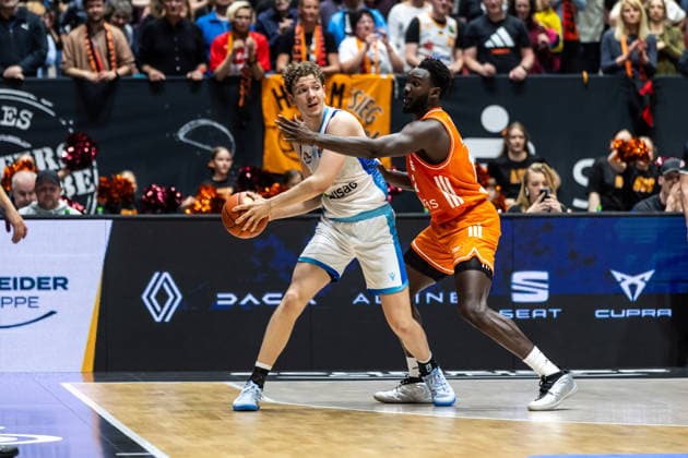 GER, easy-Credit Basketball-Bundesliga, Niners Chemnitz - Frankfurt Skyliners. 07.05.2026, Messe, Chemnitz, GER, easy-Credit Basketball-Bundesliga, Niners Chemnitz - Frankfurt Skyliners. Ivan Crnjac (Frankfurt Skyliners 14), Amadou Sow (Niners Chemnitz, 12) Foto Alexander Trienitz Chemnitz Messe Sachsen Deutschland