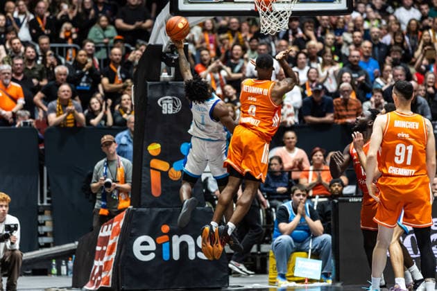 GER, easy-Credit Basketball-Bundesliga, Niners Chemnitz - Frankfurt Skyliners. 07.05.2026, Messe, Chemnitz, GER, easy-Credit Basketball-Bundesliga, Niners Chemnitz - Frankfurt Skyliners. Isaiah Swope (Frankfurt Skyliners 1), John Edward Newman III (Niners Chemnitz, 9) Foto Alexander Trienitz Chemnitz Messe Sachsen Deutschland