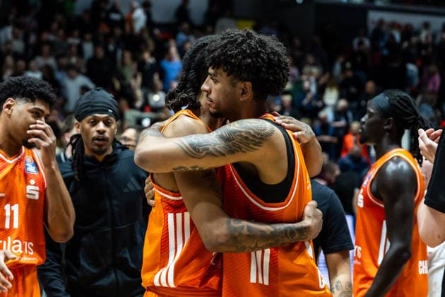 GER, easy-Credit Basketball-Bundesliga, Niners Chemnitz - Frankfurt Skyliners. 07.05.2026, Messe, Chemnitz, GER, easy-Credit Basketball-Bundesliga, Niners Chemnitz - Frankfurt Skyliners. Kevin Yebo (Niners Chemnitz, 0) mit Roman Bedime (Niners Chemnitz, 35) nach dem Spiel Foto Alexander Trienitz Chemnitz Messe Sachsen Deutschland