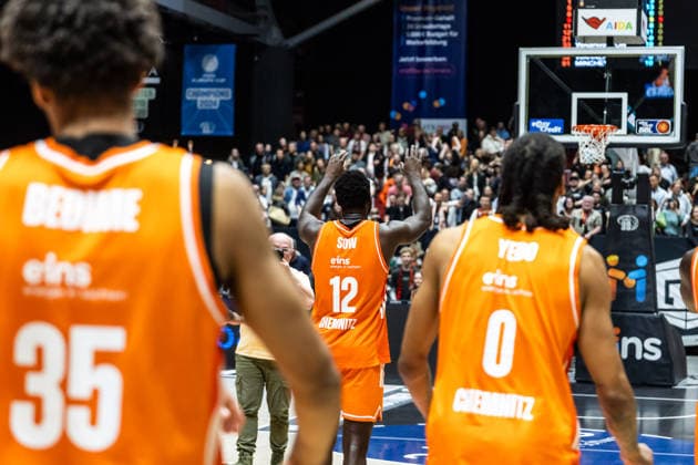 GER, easy-Credit Basketball-Bundesliga, Niners Chemnitz - Frankfurt Skyliners. 07.05.2026, Messe, Chemnitz, GER, easy-Credit Basketball-Bundesliga, Niners Chemnitz - Frankfurt Skyliners. Amadou Sow (Niners Chemnitz, 12) jubelt mit dem Team Foto Alexander Trienitz Chemnitz Messe Sachsen Deutschland