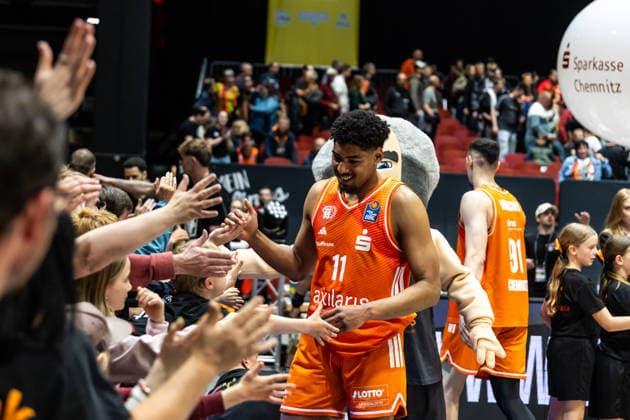 GER, easy-Credit Basketball-Bundesliga, Niners Chemnitz - Frankfurt Skyliners. 07.05.2026, Messe, Chemnitz, GER, easy-Credit Basketball-Bundesliga, Niners Chemnitz - Frankfurt Skyliners. Kostja Mushidi (Niners Chemnitz, 11) bedankt sich bei den Fans Foto Alexander Trienitz Chemnitz Messe Sachsen Deutschland