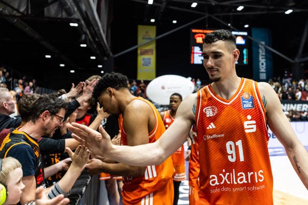 GER, easy-Credit Basketball-Bundesliga, Niners Chemnitz - Frankfurt Skyliners. 07.05.2026, Messe, Chemnitz, GER, easy-Credit Basketball-Bundesliga, Niners Chemnitz - Frankfurt Skyliners. Yordan Minchev (Niners Chemnitz, 91) bedankt sich bei den Fans Foto Alexander Trienitz Chemnitz Messe Sachsen Deutschland
