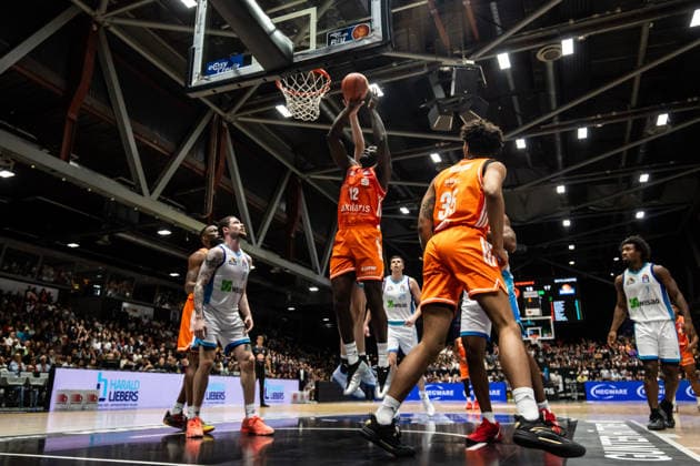 GER, easy-Credit Basketball-Bundesliga, Niners Chemnitz - Frankfurt Skyliners. 07.05.2026, Messe, Chemnitz, GER, easy-Credit Basketball-Bundesliga, Niners Chemnitz - Frankfurt Skyliners. Amadou Sow (Niners Chemnitz, 12) Foto Alexander Trienitz Chemnitz Messe Sachsen Deutschland