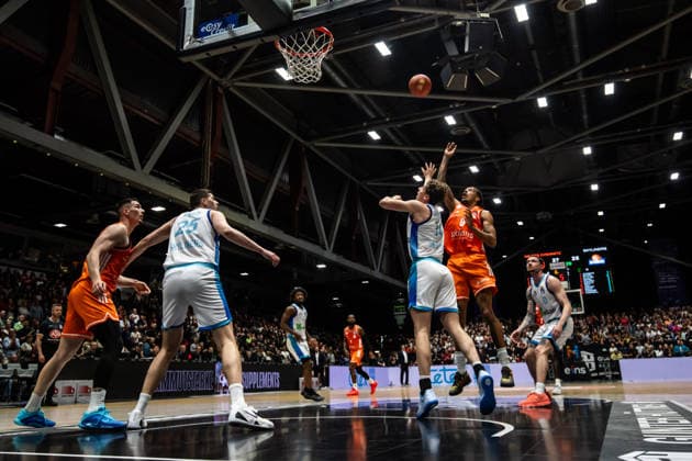 GER, easy-Credit Basketball-Bundesliga, Niners Chemnitz - Frankfurt Skyliners. 07.05.2026, Messe, Chemnitz, GER, easy-Credit Basketball-Bundesliga, Niners Chemnitz - Frankfurt Skyliners. Kevin Yebo (Niners Chemnitz, 0), Jacob Holt (Frankfurt Skyliners 10) Foto Alexander Trienitz Chemnitz Messe Sachsen Deutschland