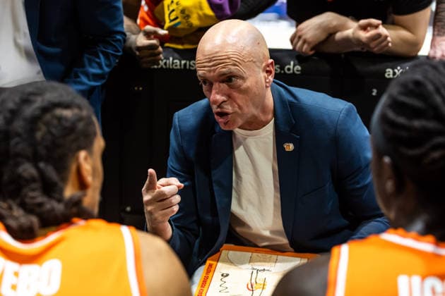 GER, easy-Credit Basketball-Bundesliga, Niners Chemnitz - Frankfurt Skyliners. 07.05.2026, Messe, Chemnitz, GER, easy-Credit Basketball-Bundesliga, Niners Chemnitz - Frankfurt Skyliners. Rodrigo Pastore (Head Coach), Niners Chemnitz spricht mit seinen Spielern Foto Alexander Trienitz Chemnitz Messe Sachsen Deutschland