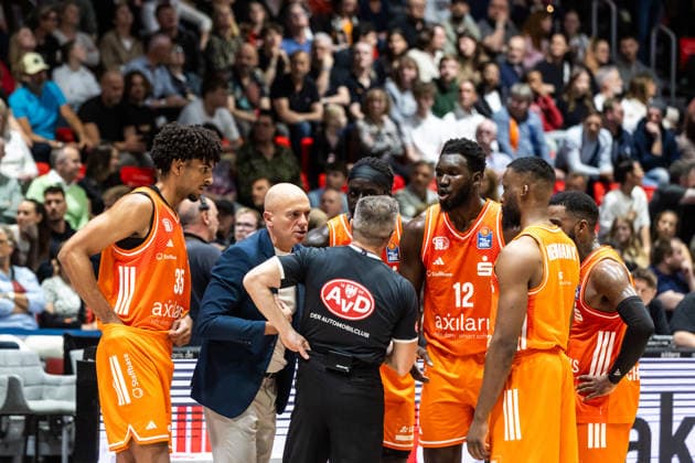 GER, easy-Credit Basketball-Bundesliga, Niners Chemnitz - Frankfurt Skyliners. 07.05.2026, Messe, Chemnitz, GER, easy-Credit Basketball-Bundesliga, Niners Chemnitz - Frankfurt Skyliners. Rodrigo Pastore (Head Coach), Niners Chemnitz spricht mit seinen Spielern und dem Schiedsrichter, Tamer Arik Foto Alexander Trienitz Chemnitz Messe Sachsen Deutschland