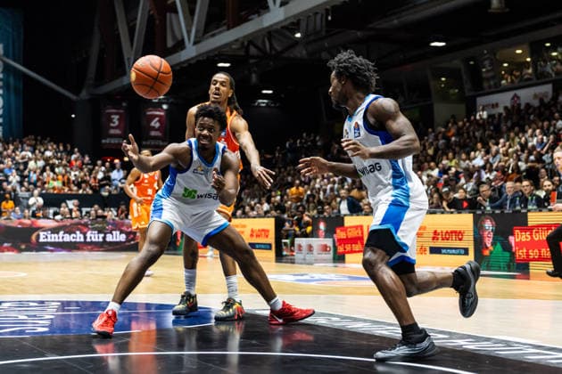 GER, easy-Credit Basketball-Bundesliga, Niners Chemnitz - Frankfurt Skyliners. 07.05.2026, Messe, Chemnitz, GER, easy-Credit Basketball-Bundesliga, Niners Chemnitz - Frankfurt Skyliners. Nahiem Alleyne (Frankfurt Skyliners 4), Kevin Yebo (Niners Chemnitz, 0) Foto Alexander Trienitz Chemnitz Messe Sachsen Deutschland
