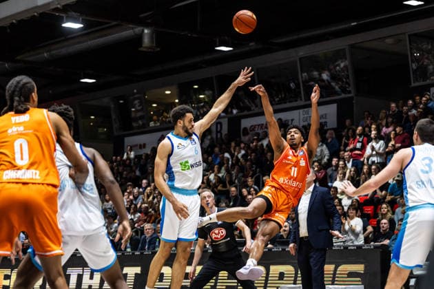 GER, easy-Credit Basketball-Bundesliga, Niners Chemnitz - Frankfurt Skyliners. 07.05.2026, Messe, Chemnitz, GER, easy-Credit Basketball-Bundesliga, Niners Chemnitz - Frankfurt Skyliners. Kostja Mushidi (Niners Chemnitz, 11), Moses Pölking (Frankfurt Skyliners 6) Foto Alexander Trienitz Chemnitz Messe Sachsen Deutschland