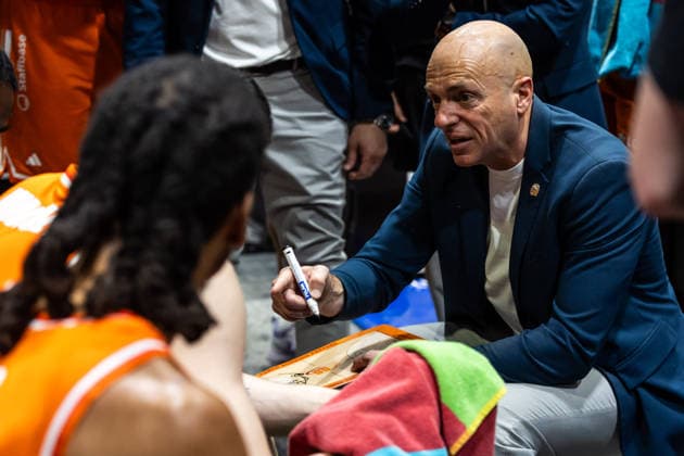 GER, easy-Credit Basketball-Bundesliga, Niners Chemnitz - Frankfurt Skyliners. 07.05.2026, Messe, Chemnitz, GER, easy-Credit Basketball-Bundesliga, Niners Chemnitz - Frankfurt Skyliners. Rodrigo Pastore (Head Coach), Niners Chemnitz spricht mit seinen Spielern Foto Alexander Trienitz Chemnitz Messe Sachsen Deutschland