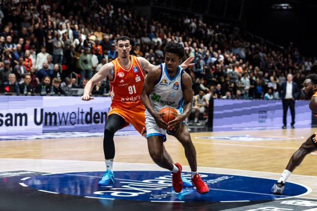 GER, easy-Credit Basketball-Bundesliga, Niners Chemnitz - Frankfurt Skyliners. 07.05.2026, Messe, Chemnitz, GER, easy-Credit Basketball-Bundesliga, Niners Chemnitz - Frankfurt Skyliners. Nahiem Alleyne (Frankfurt Skyliners 4), Yordan Minchev (Niners Chemnitz, 91) Foto Alexander Trienitz Chemnitz Messe Sachsen Deutschland