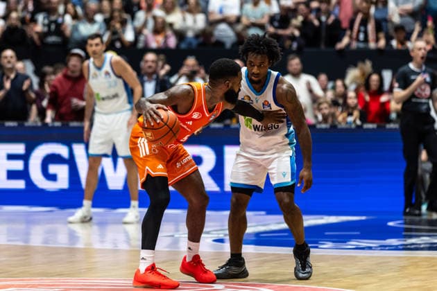 GER, easy-Credit Basketball-Bundesliga, Niners Chemnitz - Frankfurt Skyliners. 07.05.2026, Messe, Chemnitz, GER, easy-Credit Basketball-Bundesliga, Niners Chemnitz - Frankfurt Skyliners. Corey Davis Jr. (Niners Chemnitz, 5), Isaiah Swope (Frankfurt Skyliners 1) Foto Alexander Trienitz Chemnitz Messe Sachsen Deutschland