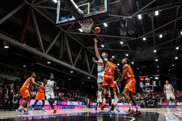 GER, easy-Credit Basketball-Bundesliga, Niners Chemnitz - Frankfurt Skyliners. 07.05.2026, Messe, Chemnitz, GER, easy-Credit Basketball-Bundesliga, Niners Chemnitz - Frankfurt Skyliners. Jacob Holt (Frankfurt Skyliners 10), Corey Davis Jr. (Niners Chemnitz, 5) Foto Alexander Trienitz Chemnitz Messe Sachsen Deutschland