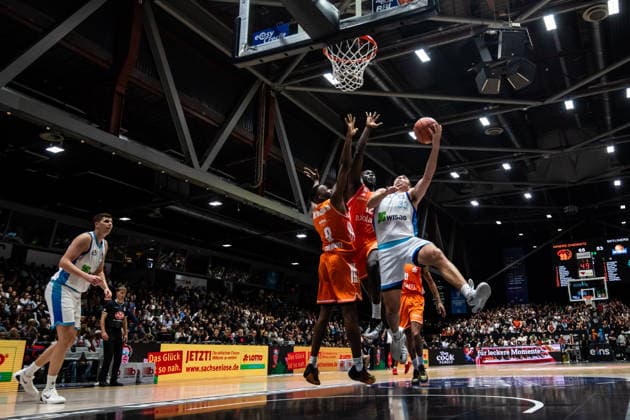 GER, easy-Credit Basketball-Bundesliga, Niners Chemnitz - Frankfurt Skyliners. 07.05.2026, Messe, Chemnitz, GER, easy-Credit Basketball-Bundesliga, Niners Chemnitz - Frankfurt Skyliners. Ryan Hawkins (Frankfurt Skyliners 33), John Edward Newman III (Niners Chemnitz, 9), Amadou Sow (Niners Chemnitz, 12) Foto Alexander Trienitz Chemnitz Messe Sachsen Deutschland