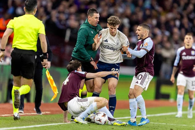 Aston Villa v Nottingham Forest, Europa League, Semi-Final Nottingham Forest midfielder Ryan Yates (22) battles for possession inst Aston Villa defender Pau Torres (14) during the Europa League semi final second leg match between Aston Villa and Nottingham Forest at Villa Park, Birmingham, UK on 7 May 2026. Birmingham Villa Park West Midlands UK Editorial use only , Copyright: xManjitxNarotrax PSI-24205-0099