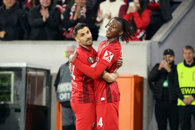 07.05.26 SC Freiburg - SC Braga Deutschland, Freiburg, 07.05.2026, Fussball, Europa League, Saison 2025 2026, Halbfinale, SC Freiburg - SC Braga: v.l. Vincenzo Grifo, Johan Manzambi (beide SC Freiburg); Jubel Tor 2:0 Manzambi.