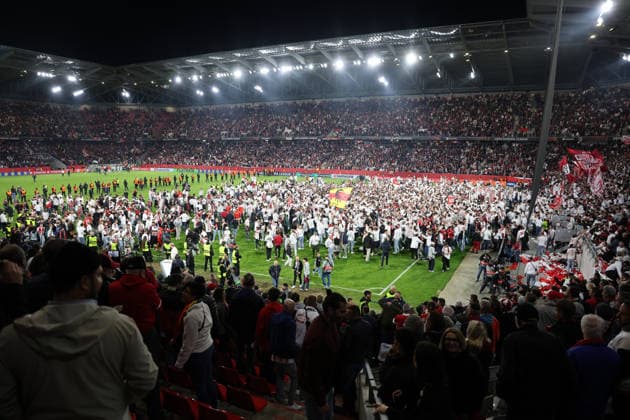 07.05.26 SC Freiburg - SC Braga Deutschland, Freiburg, 07.05.2026, Fussball, Europa League, Saison 2025 2026, Halbfinale, SC Freiburg - SC Braga: SC Freiburg Fans Schlussjubel Platzsturm.