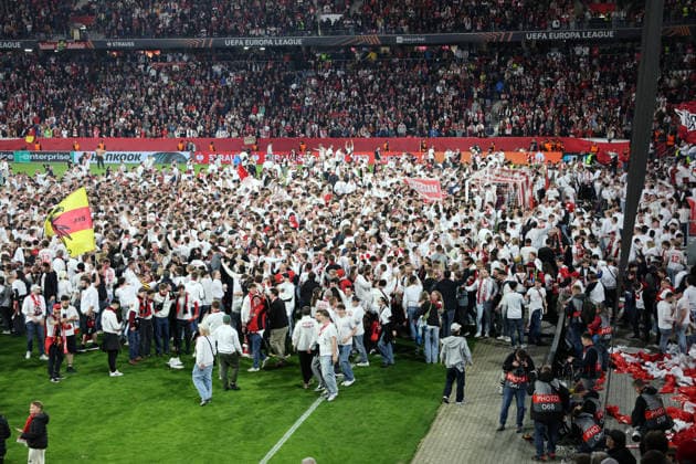 07.05.26 SC Freiburg - SC Braga Deutschland, Freiburg, 07.05.2026, Fussball, Europa League, Saison 2025 2026, Halbfinale, SC Freiburg - SC Braga: SC Freiburg Fans Schlussjubel Platzsturm.