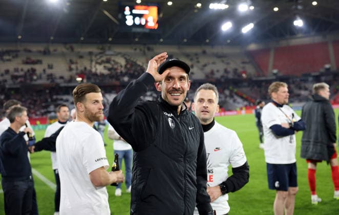 07.05.26 SC Freiburg - SC Braga Deutschland, Freiburg, 07.05.2026, Fussball, Europa League, Saison 2025 2026, Halbfinale, SC Freiburg - SC Braga: Julian Schuster (Trainer SC Freiburg); Schlussjubel.