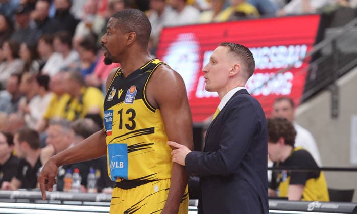 Ludwigsburg , easyCredit Basketball Bundesliga MHP Riesen Ludwigsburg vs. Bayern München , von links: Yorman Polas Bartolo Trainer Mikko Riipinen ( Riesen )