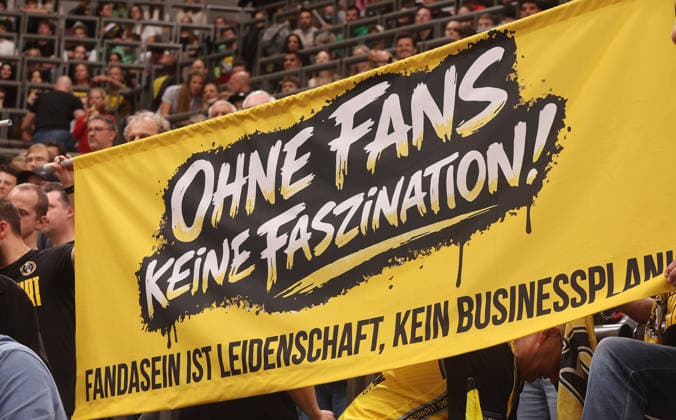 Ludwigsburg , easyCredit Basketball Bundesliga MHP Riesen Ludwigsburg vs. Bayern München , Riesen Fans mit Banner