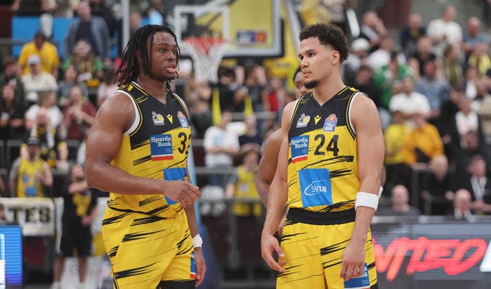 Ludwigsburg , easyCredit Basketball Bundesliga MHP Riesen Ludwigsburg vs. Bayern München , von links: Keeshawn Kellman Brandon Tischler ( Riesen )