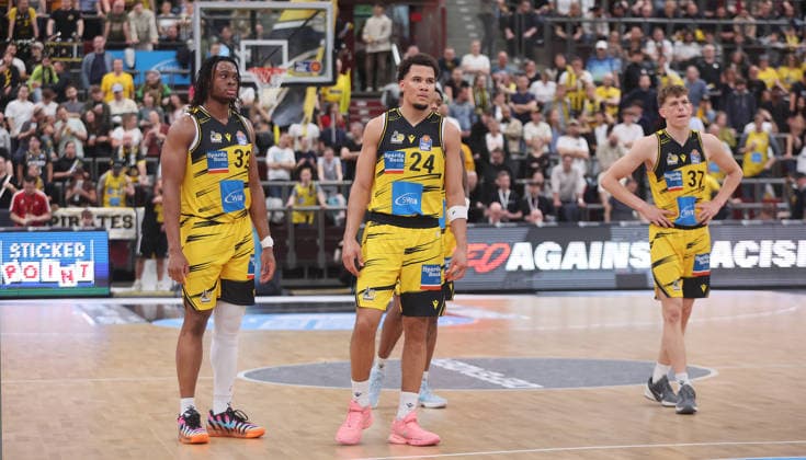 Ludwigsburg , easyCredit Basketball Bundesliga MHP Riesen Ludwigsburg vs. Bayern München , von links: Keeshawn Kellman Brandon Tischler Julis Baumer ( Riesen )