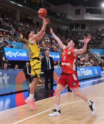 Ludwigsburg , easyCredit Basketball Bundesliga MHP Riesen Ludwigsburg vs. Bayern München , von links: Brandon Tischler ( Riesen ) Nenad Dimitrijevic ( Bayern )