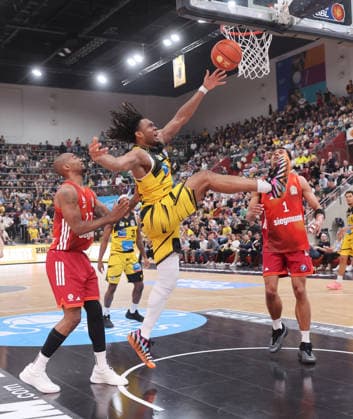 Ludwigsburg , easyCredit Basketball Bundesliga MHP Riesen Ludwigsburg vs. Bayern München , von links: Isiaha Mike ( Bayern ) Keeshawn Kellman ( Riesen )