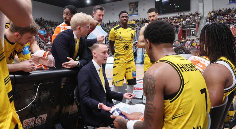 Ludwigsburg , easyCredit Basketball Bundesliga MHP Riesen Ludwigsburg vs. Bayern München , Trainer Mikko Riipinen ( Riesen )