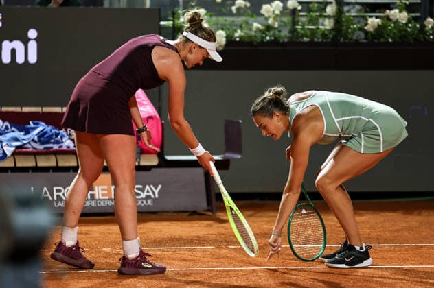 (260508) -- ROME, May 8, 2026 -- Aryna Sabalenka (R) of Belarus and Barbora Krejcikova of the Czech Republic communicate during the women s singles second round match at the WTA, Tennis Damen Italian Open in Rome, Italy, May 7, 2026. ) (SP)ITALY-ROME-TENNIS-WTA-ITALIAN OPEN-WOMEN S SINGLES WangxKaiyan 