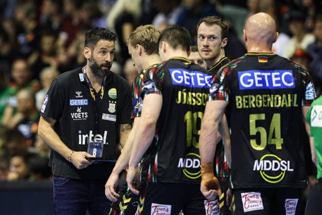 Trainer Bennet Wiegert mit v.l. Gisli Kristjansson (SC Magdeburg,10), Elvar Örn Jonsson (SC Magdeburg,19), Felix Claar (SC Magdeburg,7), Oscar Bergendahl (SC Magdeburg,54) - Viertelfinale Handball Machineseeker Champions League Saison 2025-2026 SC Magdeburg vs. SC Pick Szeged in der GETEC Arena in Magdeburg - Handball,Deutschland,07.05.2026