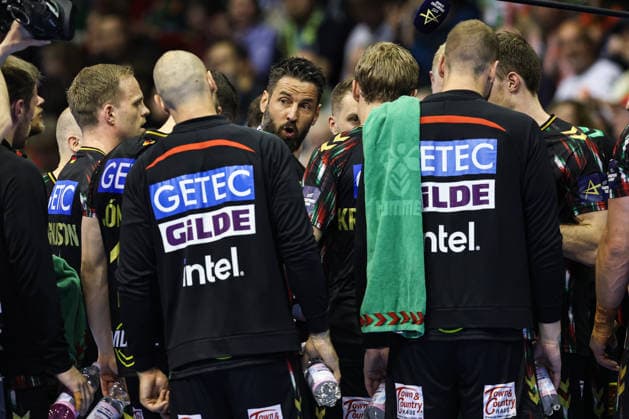 Trainer Bennet Wiegert (SC Magdeburg) mit seinen Spielern - Viertelfinale Handball Machineseeker Champions League Saison 2025-2026 SC Magdeburg vs. SC Pick Szeged in der GETEC Arena in Magdeburg - Handball,Deutschland,07.05.2026