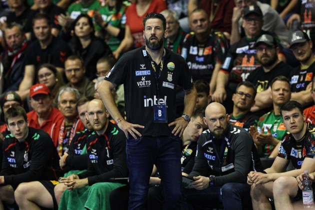Trainer Bennet Wiegert (SC Magdeburg) mit v.l. Christian O Sullivan (SC Magdeburg,24), Co-Trainer Yves Grafenhorst (SC Magdeburg), Elvar Örn Jonsson (SC Magdeburg,19) - Viertelfinale Handball Machineseeker Champions League Saison 2025-2026 SC Magdeburg vs. SC Pick Szeged in der GETEC Arena in Magdeburg - Handball,Deutschland,07.05.2026