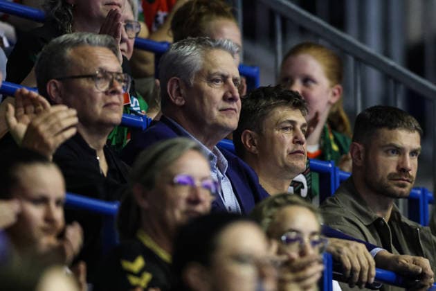 v.r. Boxer Roman Fress, Trainer Dirk Dzemski, Promoter Ulf Steinforth - Viertelfinale Handball Machineseeker Champions League Saison 2025-2026 SC Magdeburg vs. SC Pick Szeged in der GETEC Arena in Magdeburg - Handball,Deutschland,07.05.2026