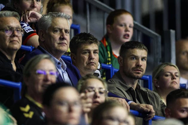 v.r. Boxer Roman Fress, Trainer Dirk Dzemski, Promoter Ulf Steinforth - Viertelfinale Handball Machineseeker Champions League Saison 2025-2026 SC Magdeburg vs. SC Pick Szeged in der GETEC Arena in Magdeburg - Handball,Deutschland,07.05.2026