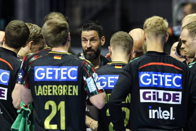 Trainer Bennet Wiegert (SC Magdeburg) mit seinen Spielern - Viertelfinale Handball Machineseeker Champions League Saison 2025-2026 SC Magdeburg vs. SC Pick Szeged in der GETEC Arena in Magdeburg - Handball,Deutschland,07.05.2026