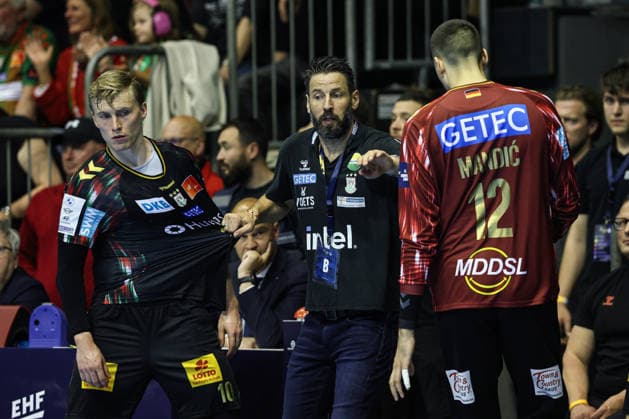 Trainer Bennet Wiegert mit Gisli Kristjansson (SC Magdeburg,10) und Torwart Matej Mandic (SC Magdeburg,12) - Viertelfinale Handball Machineseeker Champions League Saison 2025-2026 SC Magdeburg vs. SC Pick Szeged in der GETEC Arena in Magdeburg - Handball,Deutschland,07.05.2026
